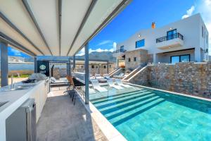 un'immagine di una villa con piscina di Grey Grand Villa Private Pool a Chania