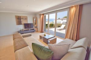 科孚镇Alykes Houses - Prv Jacuzzi的带沙发和大窗户的客厅