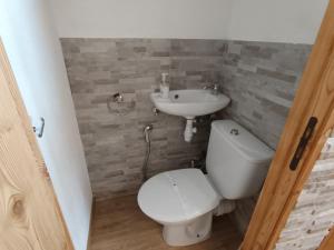 Koupelna v ubytování Appartement skis aux pieds avec terrasse, animaux admis, 6 pers. - FR-1-445-20 + 8 fotografií