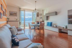una sala de estar con un sofá y una mesa en Candy House, en Varenna