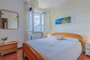 Un dormitorio con una cama y una ventana grande. en Candy House, en Varenna 64 fotos más