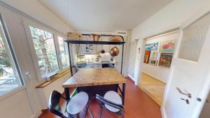 cocina con encimera y sillas en una habitación en 4,5 Zimmer Wohnung - Zentral - Solution-Grischun, en Chur 21 fotos más