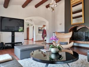 Televiisor ja/või meelelahutuskeskus majutusasutuses Superbe villa vue et emplacement exceptionne