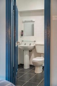 A bathroom at Otter Hostel Connemara