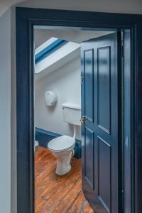 A bathroom at Otter Hostel Connemara