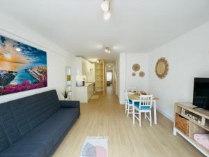 a living room with a couch and a dining room at Mansa Beach I - Vv Playa San Juan in Guía de Isora