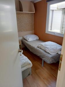 Postel nebo postele na pokoji v ubytování Stacaravan Bredene met tuin nr 2126
