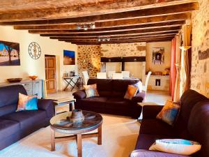 Posezení v ubytování 4-Star Tourism Rated Holiday Home with Air Con & Private Heated Pool - 40 Mins from Bergerac