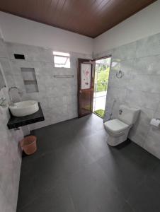 Koupelna v ubytování Chamodya Home Stay + 37 fotografií