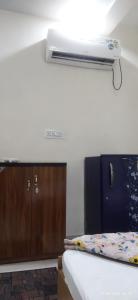 Posteľ alebo postele v izbe v ubytovaní Shree Gajlaxmi Hotel walking distance from mahakaleswar