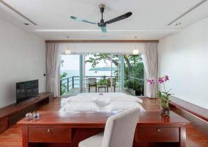 Televisyen dan/atau pusat hiburan di Villa Laemsingh 2 Oceanfront Fully Serviced