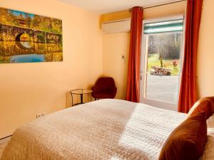 Postel nebo postele na pokoji v ubytování 3-Star Tourism Rated Holiday Home with Air Con and Private Heated Pool - 45 Mins from Sarlat