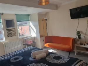 a small room with a bed and a couch at GBliss Spacious Apartment in Guildford