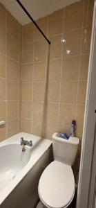 Koupelna v ubytování DL3 x Contractors Accommodation DM 4 deals x 4BDx sleeps 15