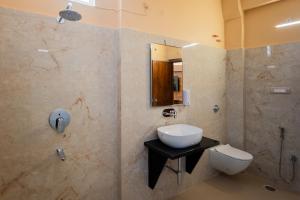 Ένα μπάνιο στο Hotel Shiva Nilay Inn +20 φωτογραφίες