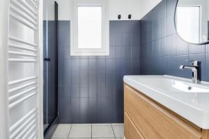a bathroom with a sink and a mirror at Maison pour 6 - Jardin - Centre de Noirmoutier in Noirmoutier-en-l'lle +10 photos