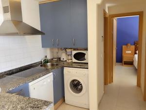 a kitchen with a washing machine and a sink at Apartamento Vera-playa in Los Amarguillos