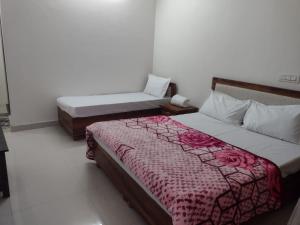 Ένα ή περισσότερα κρεβάτια σε δωμάτιο στο Hotel Shyam Residency +6 φωτογραφίες