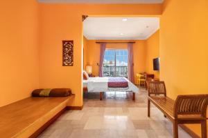 Letto o letti in una camera di Golden Ocean Azure Hotel