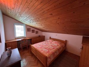A bed or beds in a room at Apartman u potkrovlju
