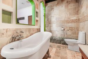 Bagno di Golden Ocean Azure Hotel
