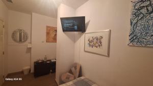un soggiorno con TV a parete di Sitges BnB Deluxe Rooms a Sitges