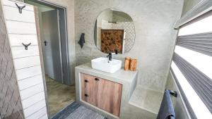 Bilik mandi di Riverside Lodge +44 gambar
