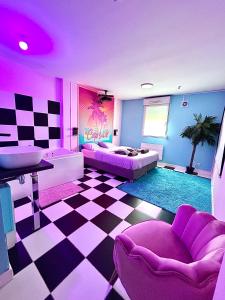 Posteľ alebo postele v izbe v ubytovaní Capsule Miami Vice - Jacuzzi - Billard - Ecran cinéma & Netflix - Ping-Pong - Nintendo & Jeux-