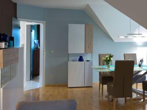 eine Küche und ein Esszimmer mit einem Tisch und einem Kühlschrank in der Unterkunft Lovely apartment in H xter with balcony in Höxter