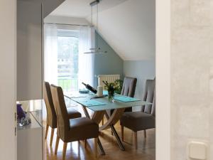 uma sala de jantar com mesa e cadeiras em Lovely apartment in H xter with balcony em Höxter