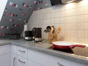 una encimera de cocina con un tazón rojo en una estufa en Lovely apartment in H xter with balcony, en Höxter