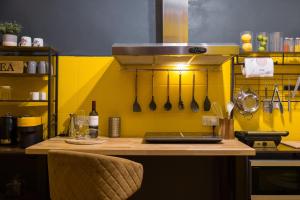 cocina con encimera con pared amarilla en Escape to a Unique 2 Bed Apt in Heart of Valletta, en La Valeta