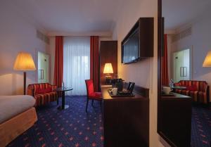 TV a/nebo společenská místnost v ubytování Steigenberger Inselhotel