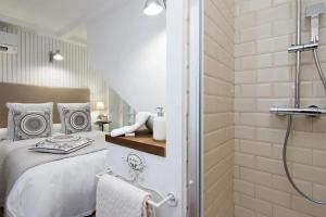 Postel nebo postele na pokoji v ubytování Apartamentos LA TONÁ Puerta Elvira centro ciudad
