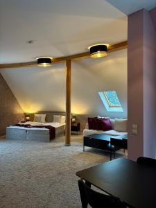Postel nebo postele na pokoji v ubytování Empress Boutique Hotel
