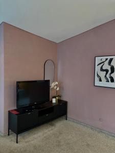 TV a/nebo společenská místnost v ubytování Empress Boutique Hotel