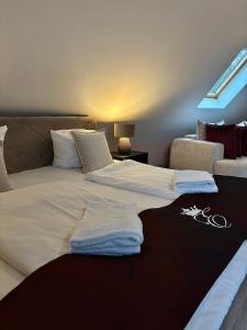Postel nebo postele na pokoji v ubytování Empress Boutique Hotel