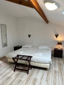 a bedroom with a bed and a wooden floor at Maison de ville pour groupe, très proche du château de Villandry in Villandry