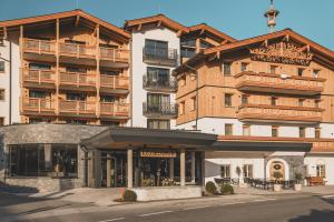 duży budynek apartamentowy z sklepem przed nim w obiekcie Ferienwelt Kesselgrub Hotel in Altenmarkt-Zauchensee w mieście Altenmarkt im Pongau