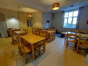 ein Esszimmer mit Holztischen und Stühlen in der Unterkunft Kington Accommodation in Kington