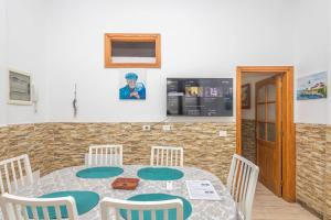 a dining room with a table and chairs at Casa Playa Melenara in Melenara