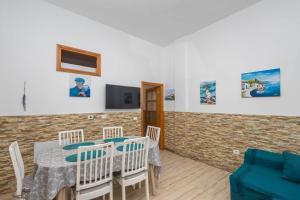 a dining room with a table and chairs at Casa Playa Melenara in Melenara