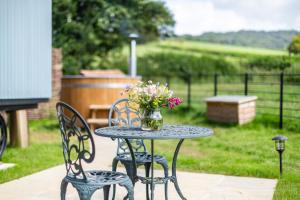 En have udenfor Fern Hill Cabin + 2 billeder