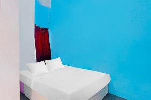 Postel nebo postele na pokoji v ubytování Hotel O Rafika Homestay SyariahNearTempat Makan Pagi Sore Nohil