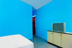 Postel nebo postele na pokoji v ubytování Hotel O Rafika Homestay SyariahNearTempat Makan Pagi Sore Nohil