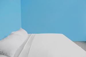 Postel nebo postele na pokoji v ubytování Hotel O Rafika Homestay SyariahNearTempat Makan Pagi Sore Nohil