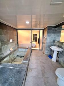 ein Badezimmer mit Toilette und Waschbecken in der Unterkunft Moonlight 大陽台溫泉宿 in Jiaoxi