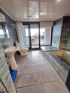 ein Badezimmer mit Waschbecken und Toilette in der Unterkunft Moonlight 大陽台溫泉宿 in Jiaoxi