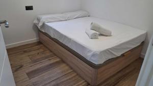 En eller flere senge i et værelse på Passive House con piscina y jardín privado + 32 billeder