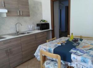 una cucina con tavolo e tovaglia blu e bianca di A Sorrento B&B,relaxing location with Seaview a Sorrento